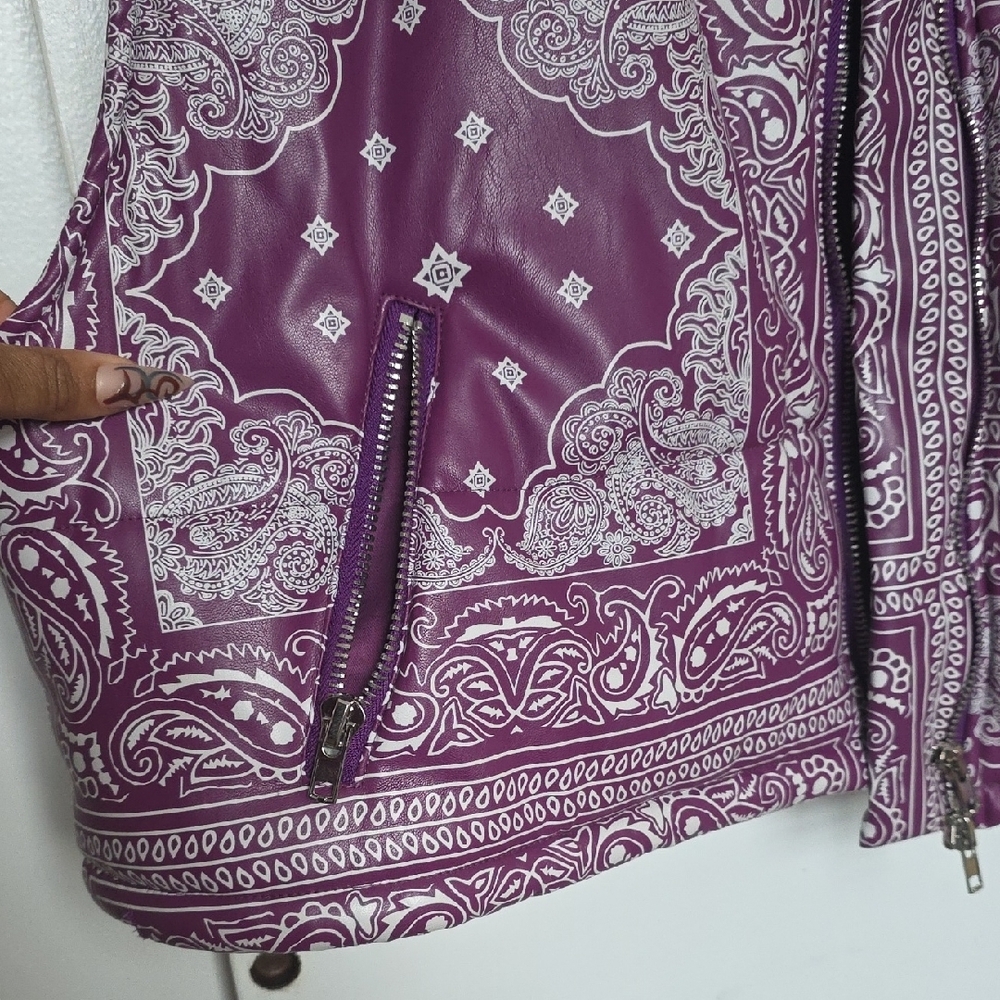 PrettyLittleThing -Patterned Crop Vest - Picture 3 of 9